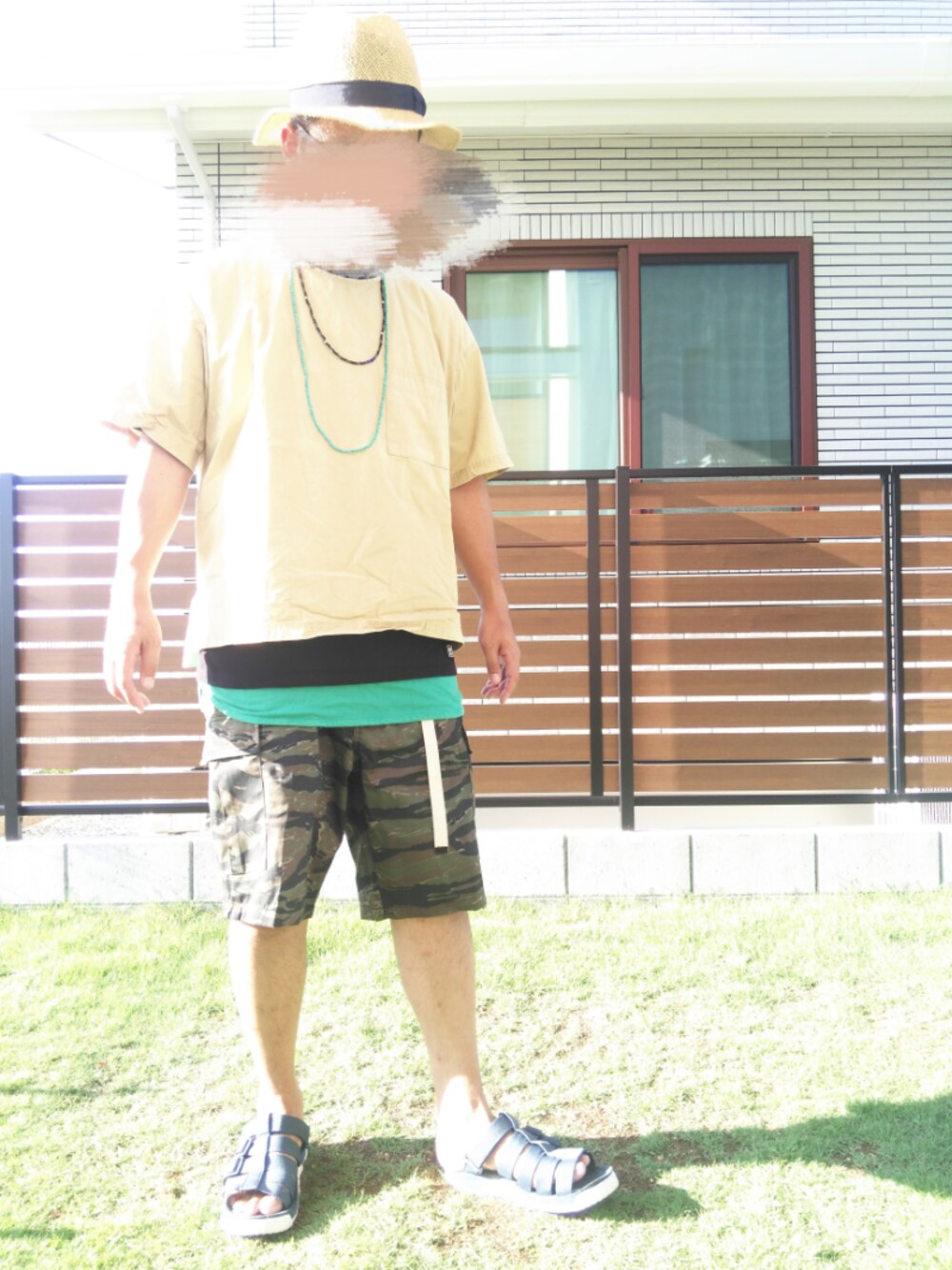 ベージュ系のTシャツ/カットソー、ブラック系のTシャツ/カットソー、グリーン系のタンクトップを着用したメンズの秋コーディネートの1枚目の写真