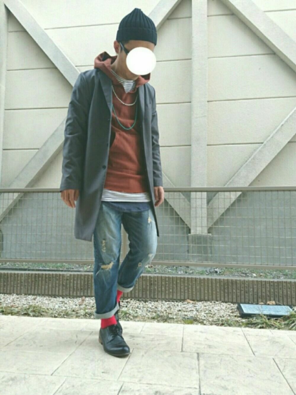 「チェスターコート、パーカー、レイヤードスタイル、ロング丈、ダメージデニムパンツ、ニット帽、Doシンプル部、冬、スキニーデニム、革靴」｜「JOURNAL STANDARDのT/R チェスターコート#（チェスターコート、グレー系）」を使った、T.さん（メンズ・176cm）の冬コーディネートの1枚目の写真