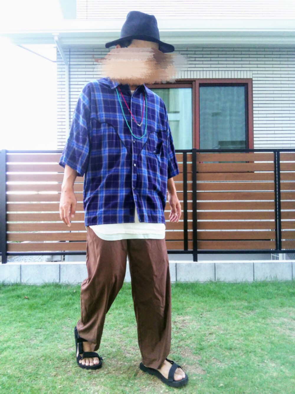 ブルー系のシャツ/ブラウス、ホワイト系のTシャツ/カットソー、ブラウン系のその他パンツを着用したメンズの秋コーディネートの1枚目の写真