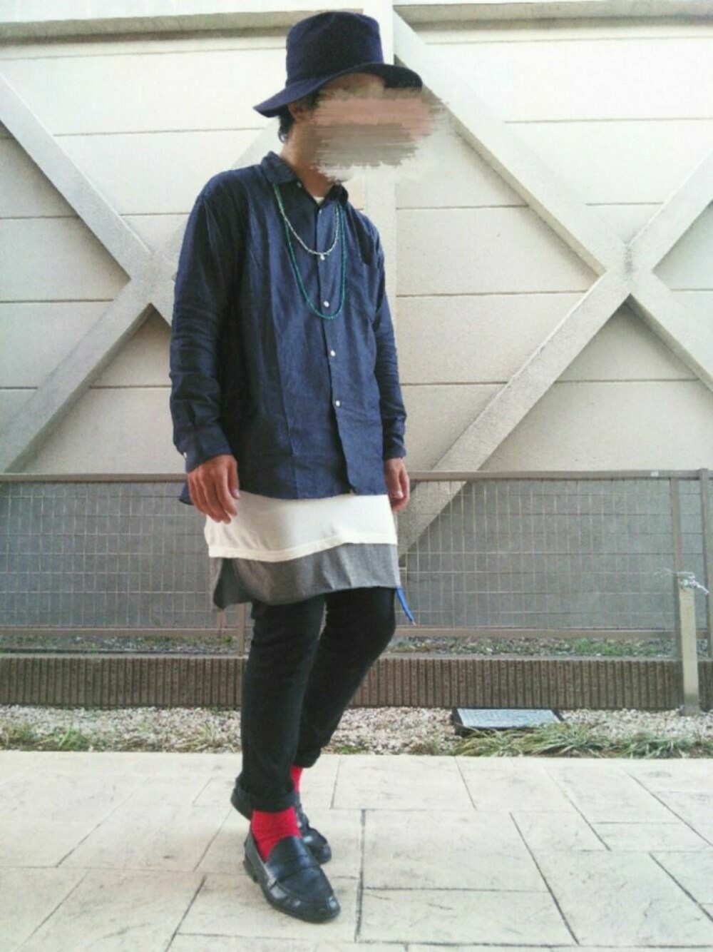 ホワイト系のTシャツ/カットソー、グレー系のタンクトップ、ブルー系のチノパンツを着用したメンズの秋コーディネートの1枚目の写真