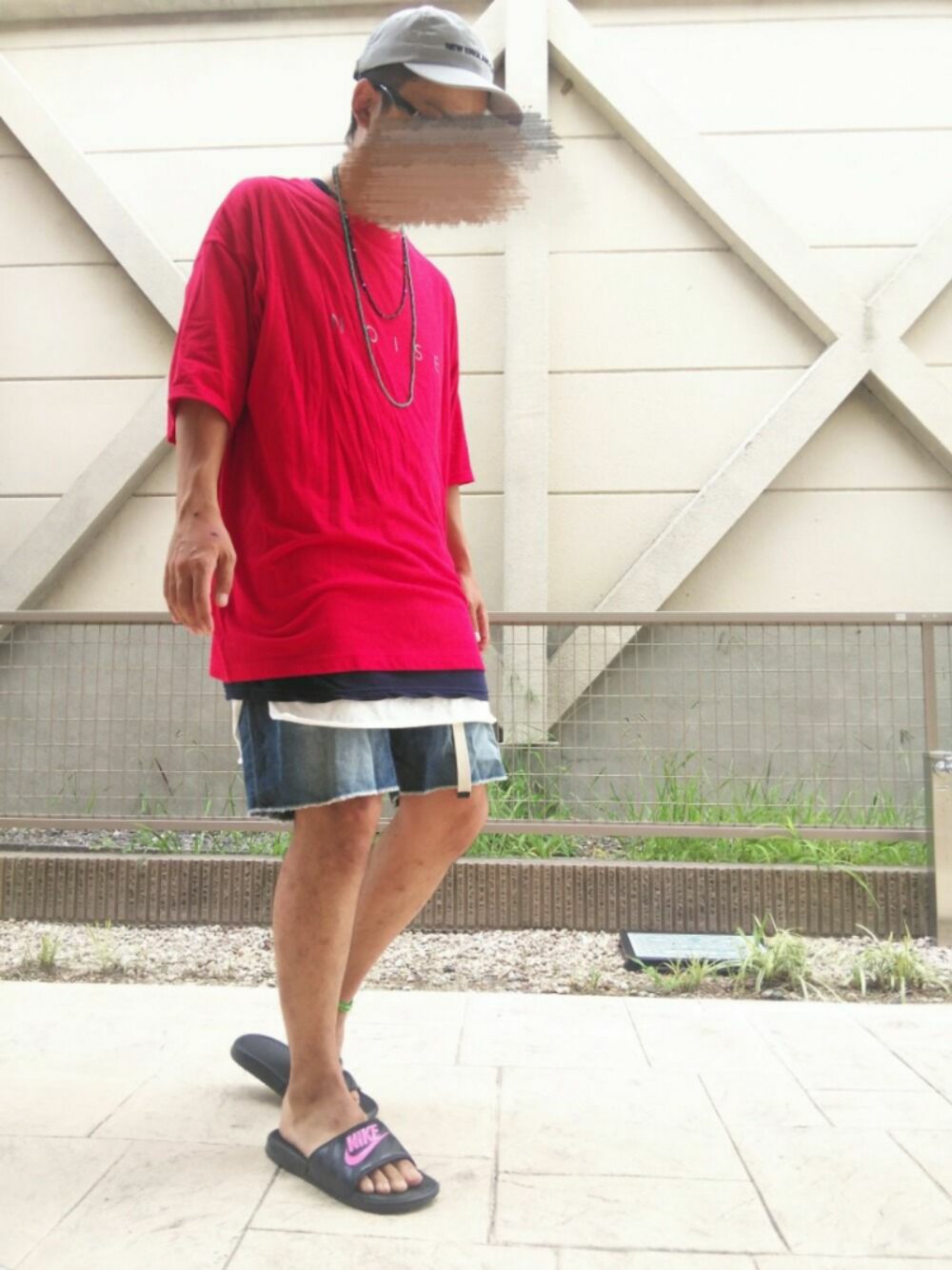 ブルー系のTシャツ/カットソー、ホワイト系のタンクトップ、ブラック系のサンダルを着用したメンズの夏コーディネートの1枚目の写真