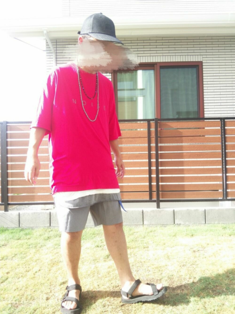 ホワイト系のTシャツ/カットソー、グレー系のその他パンツ、ブラック系のサンダルを着用したメンズの夏コーディネートの1枚目の写真