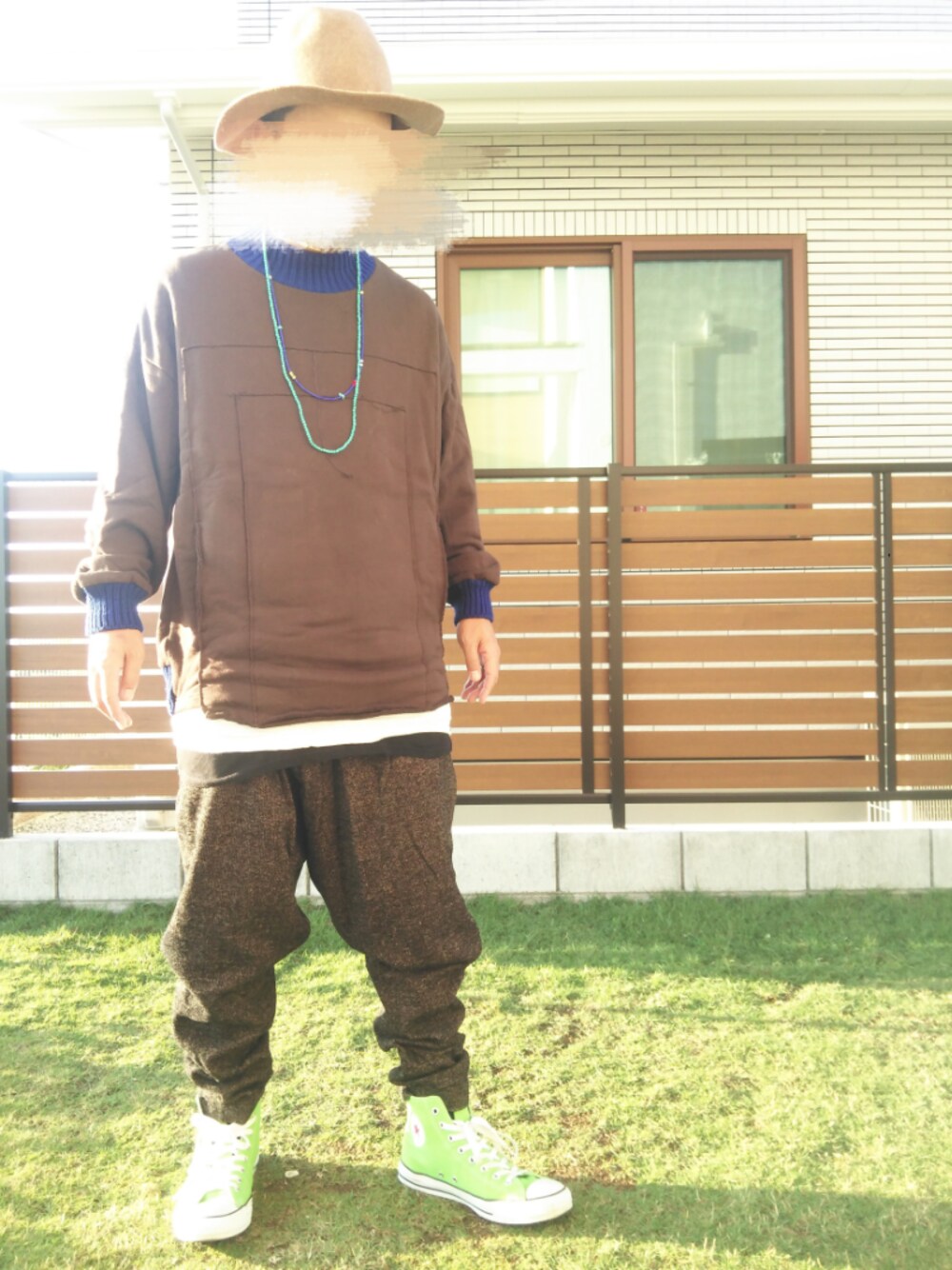 その他のスウェット、ベージュ系のその他パンツ、ホワイト系のTシャツ/カットソーを着用したメンズの秋コーディネートの1枚目の写真