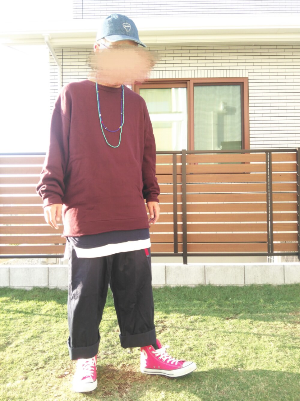 レッド系のスウェット、ホワイト系のタンクトップ、ピンク系のスニーカーを着用したメンズの秋コーディネートの1枚目の写真