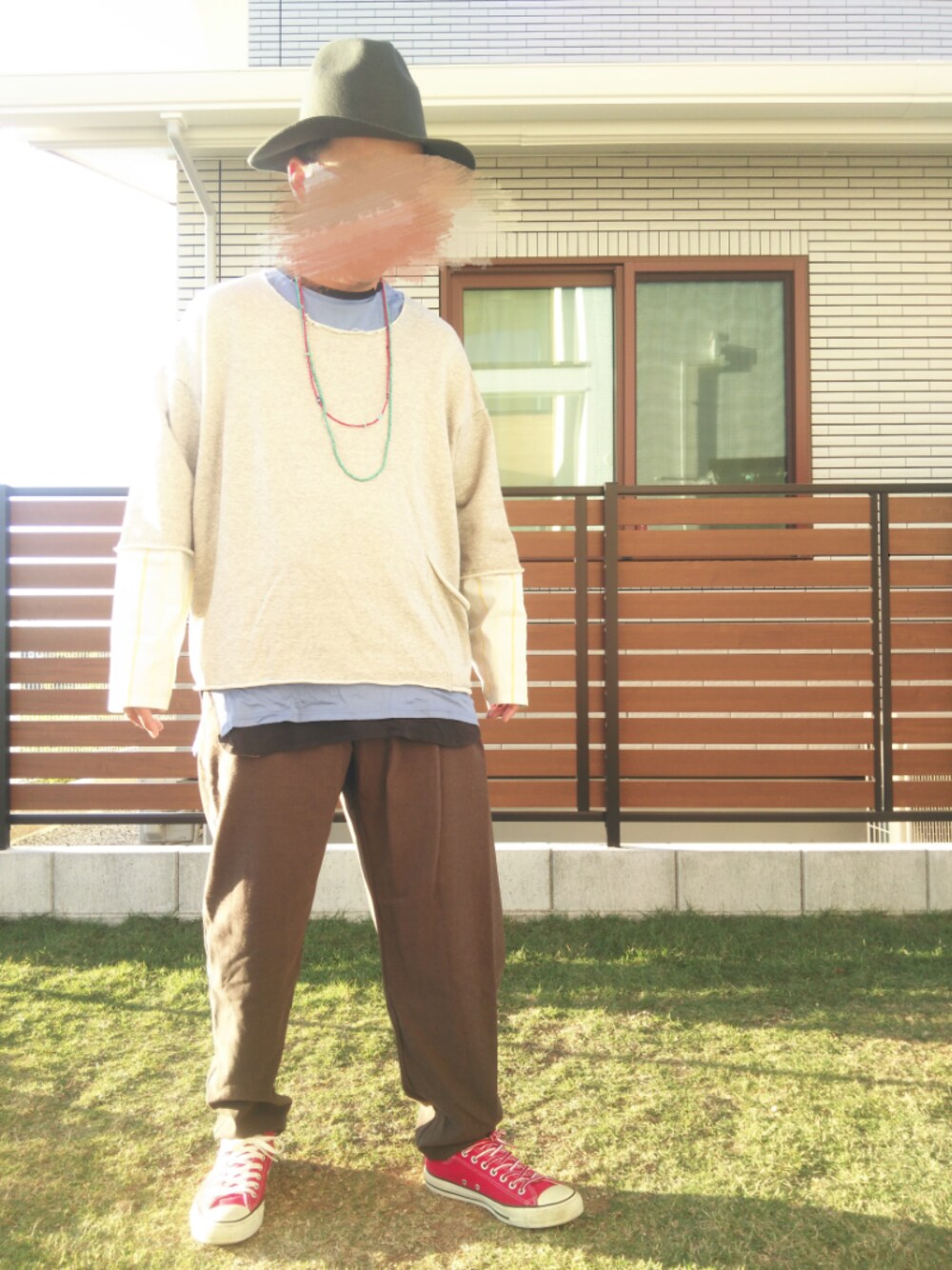 ブラック系のタンクトップ、ブラウン系のその他パンツ、ブルー系のTシャツ/カットソーを着用したメンズの秋コーディネートの1枚目の写真