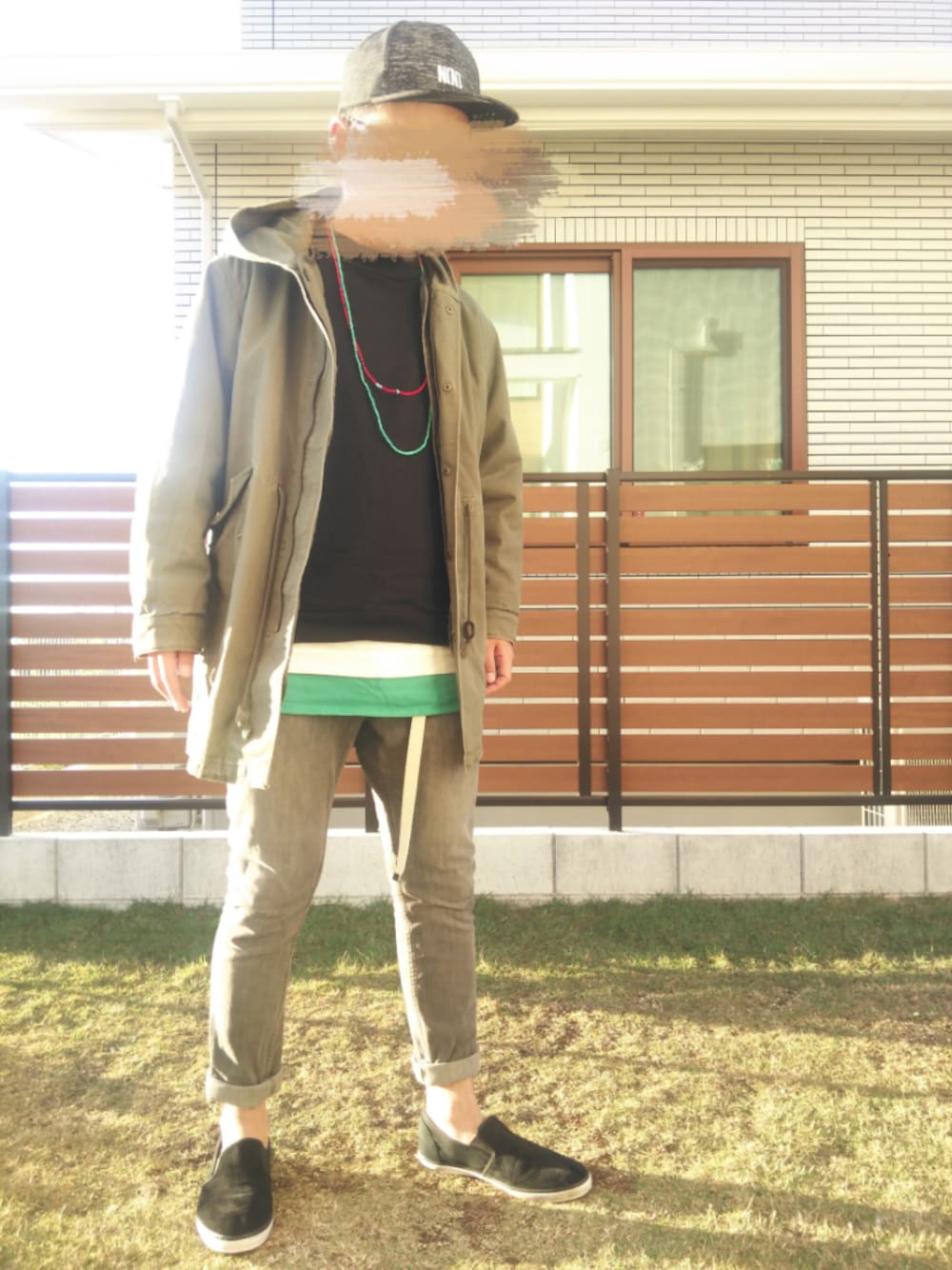 ブラック系のスウェット、グレー系のデニムパンツ、ホワイト系のTシャツ/カットソーを着用したメンズの秋コーディネートの1枚目の写真