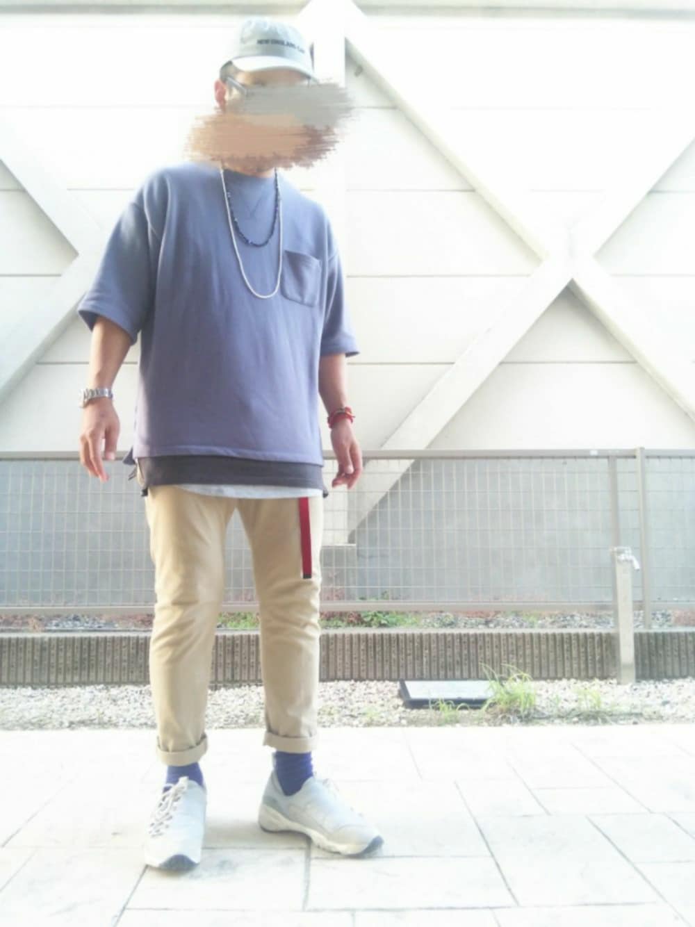 ブルー系のスウェット、グレー系のTシャツ/カットソー、グレー系のタンクトップを着用したメンズの春コーディネートの1枚目の写真