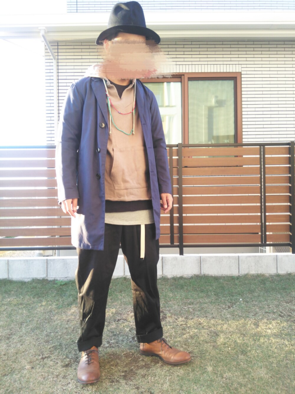 ベージュ系のパーカー、ブルー系のTシャツ/カットソー、ブルー系のチェスターコートを着用したメンズの冬コーディネートの1枚目の写真