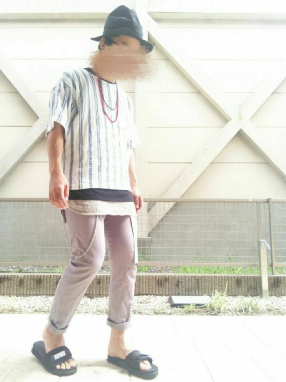 ホワイト系のシャツ/ブラウス、ブラック系のTシャツ/カットソー、ベージュ系のタンクトップを着用したメンズの夏コーディネートの1枚目の写真