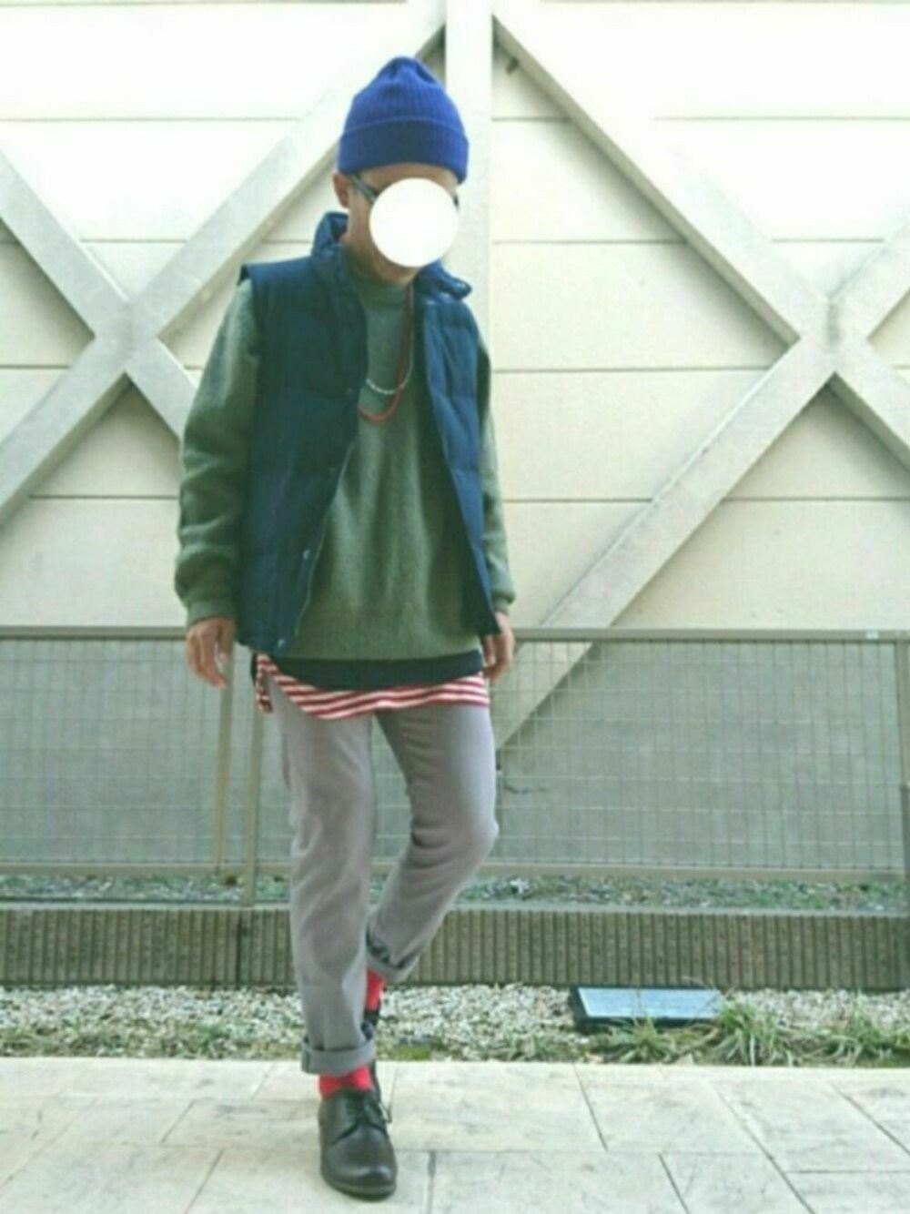 グリーン系のニット/セーター、ブルー系のTシャツ/カットソー、レッド系のタンクトップを着用したメンズの冬コーディネートの1枚目の写真