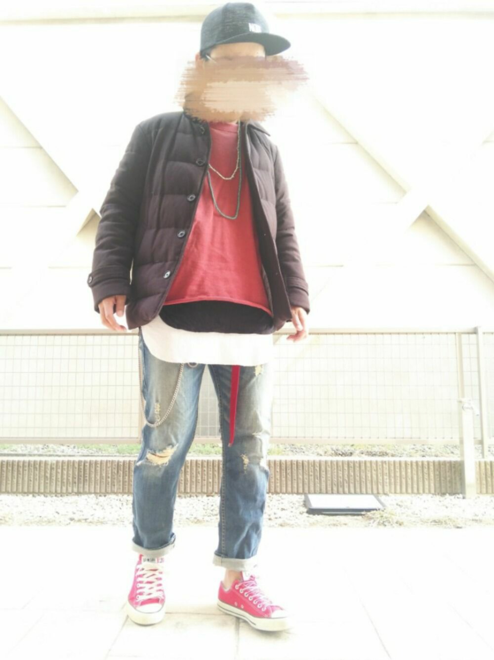 ブラック系のダウンジャケット/コート、レッド系のスウェット、ブラック系のTシャツ/カットソーを着用したメンズの冬コーディネートの1枚目の写真