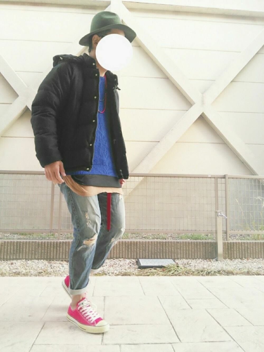 ブルー系のニット/セーター、ブラック系のTシャツ/カットソー、レッド系のスニーカーを着用したメンズの冬コーディネートの1枚目の写真