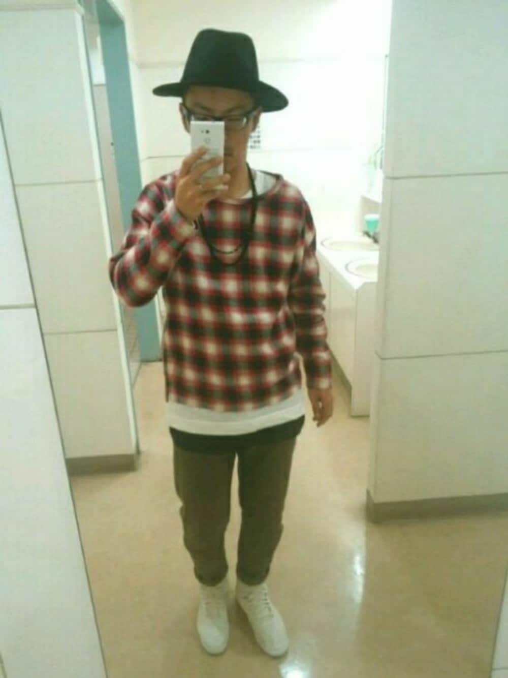 ブラック系のタンクトップ、ホワイト系のTシャツ/カットソー、ホワイト系のスニーカーを着用したメンズの春コーディネートの1枚目の写真