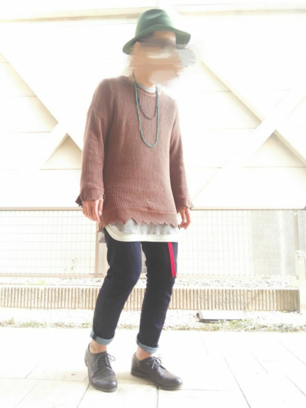 グレー系のTシャツ/カットソー、ブルー系のタンクトップ、ブルー系のデニムパンツを着用したメンズの春コーディネートの1枚目の写真