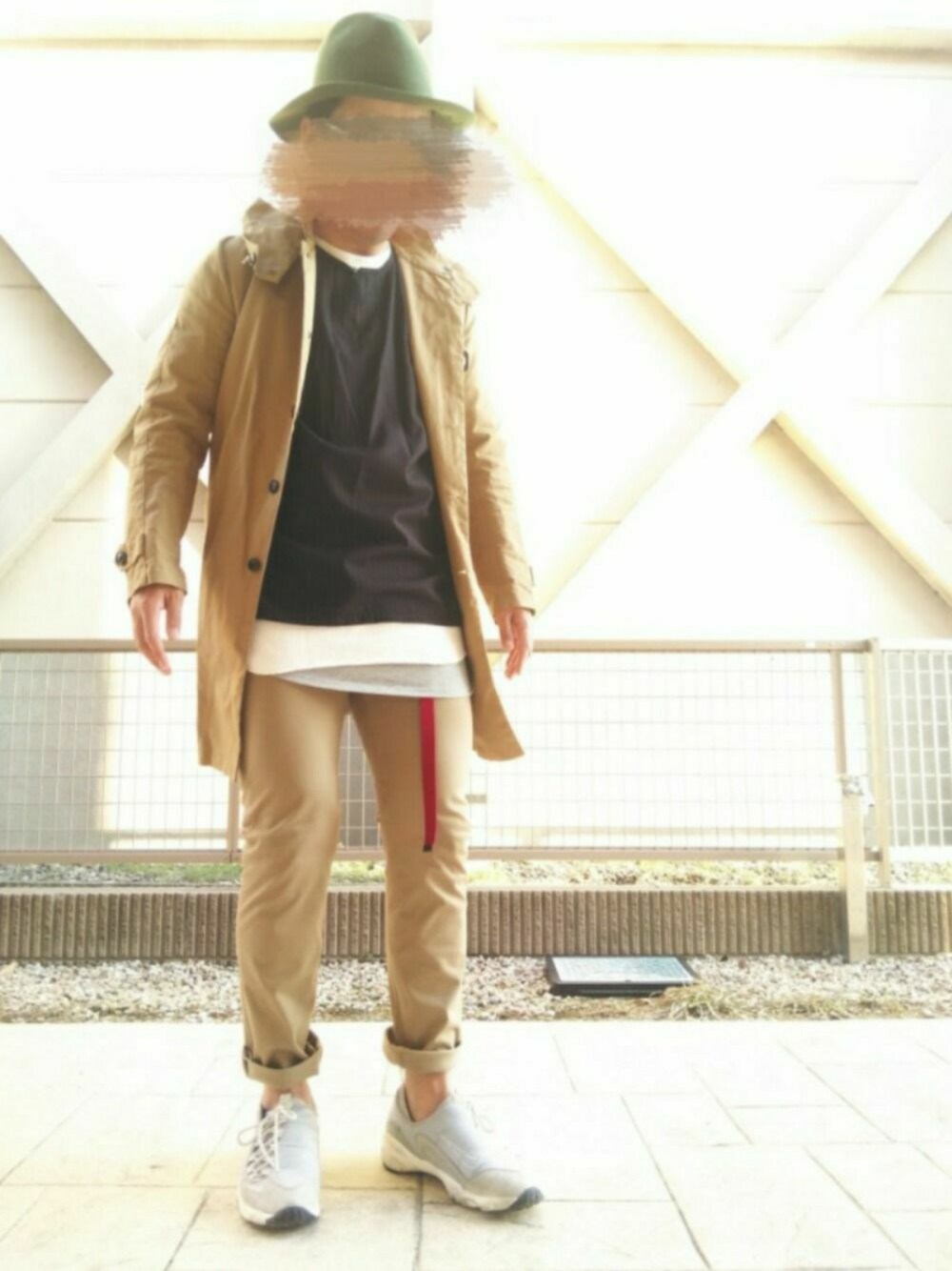 ブラック系のTシャツ/カットソー、グレー系のタンクトップ、グレー系のスニーカーを着用したメンズの冬コーディネートの1枚目の写真