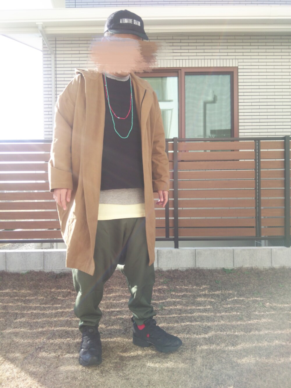 「スウェット、レイヤードスタイル、冬コーデ、ワイドパンツ、スニーカー、ポンプフューリー、キャップ、おしゃれさんと繋がりたい、ロング丈、コート」｜「JiedaのMESH BB CAP（キャップ、ブラック系）」を使った、T.さん（メンズ・177cm）の冬コーディネートの1枚目の写真
