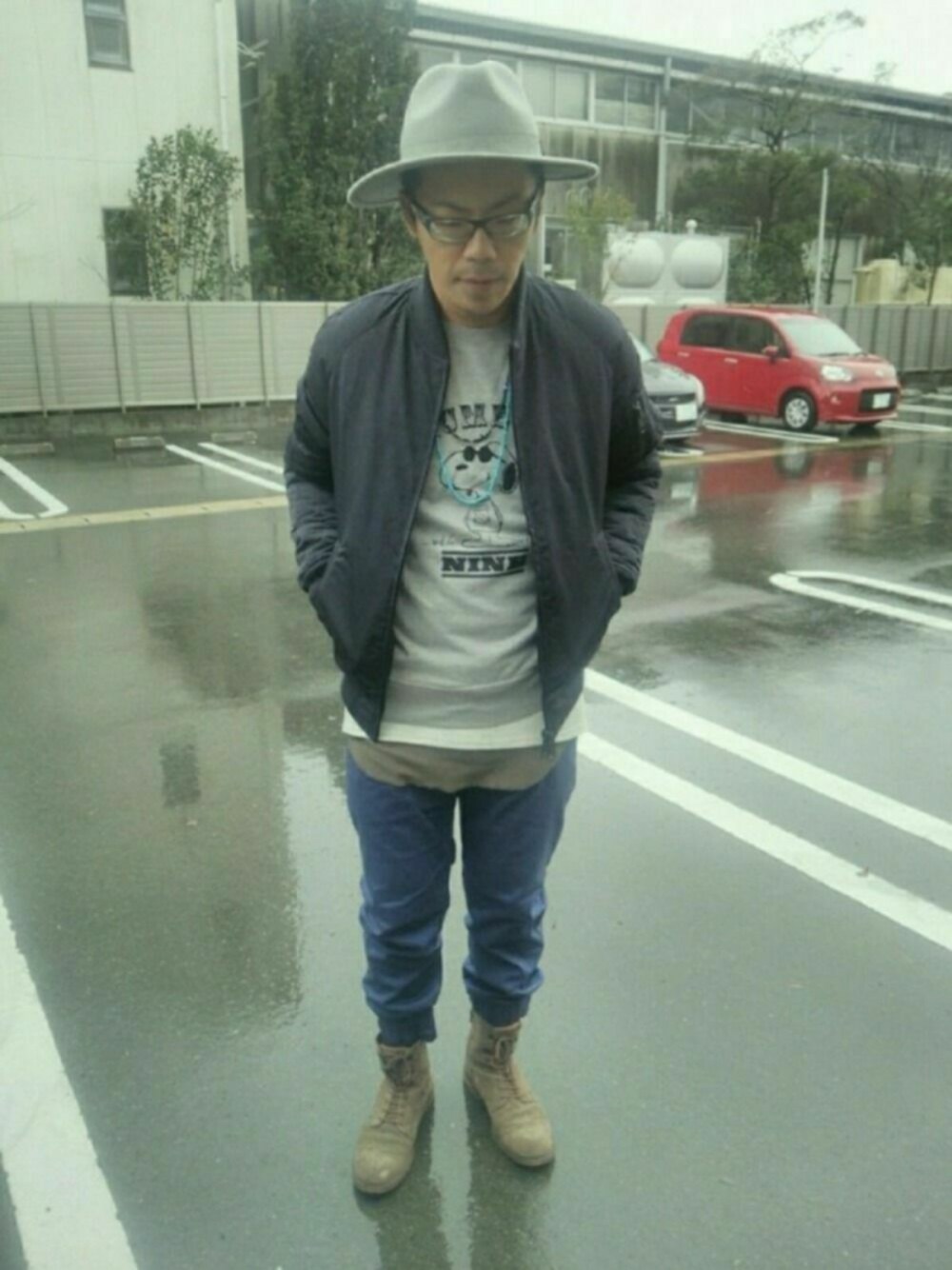 ホワイト系のTシャツ/カットソー、グレー系のスウェットを着用したメンズの冬コーディネートの1枚目の写真