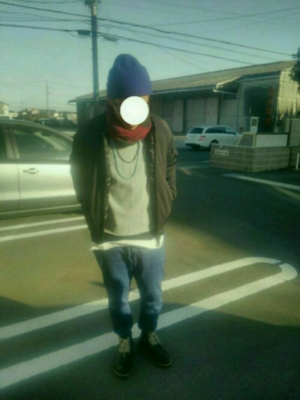 ブラック系のブーツ、ホワイト系のタンクトップを着用したメンズの春コーディネートの1枚目の写真