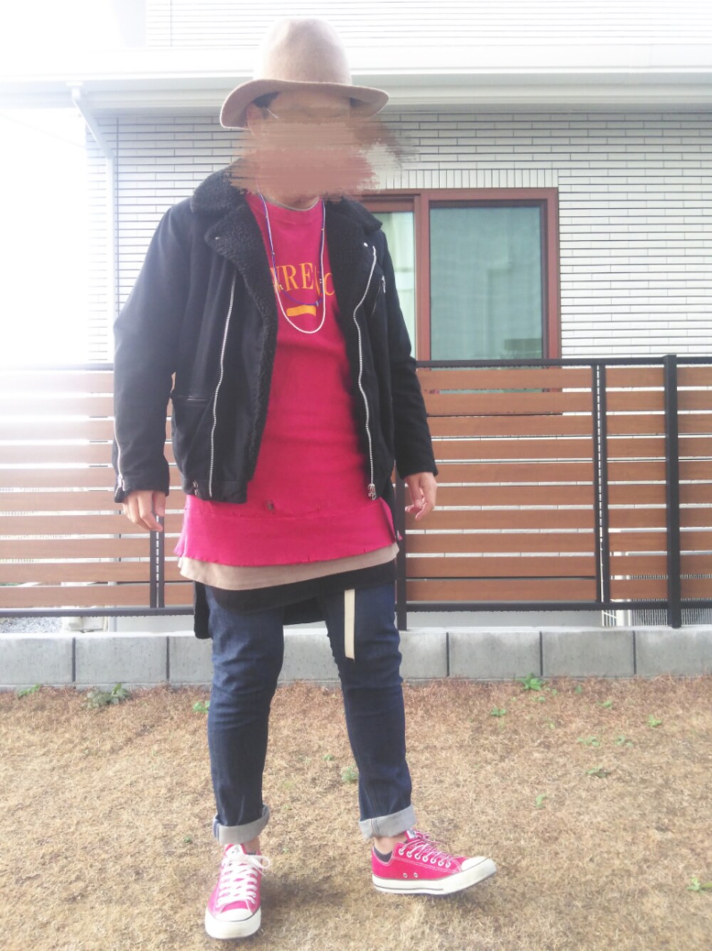 レッド系のスウェット、ブラック系のタンクトップ、ブラック系のライダースジャケットを着用したメンズの冬コーディネートの1枚目の写真