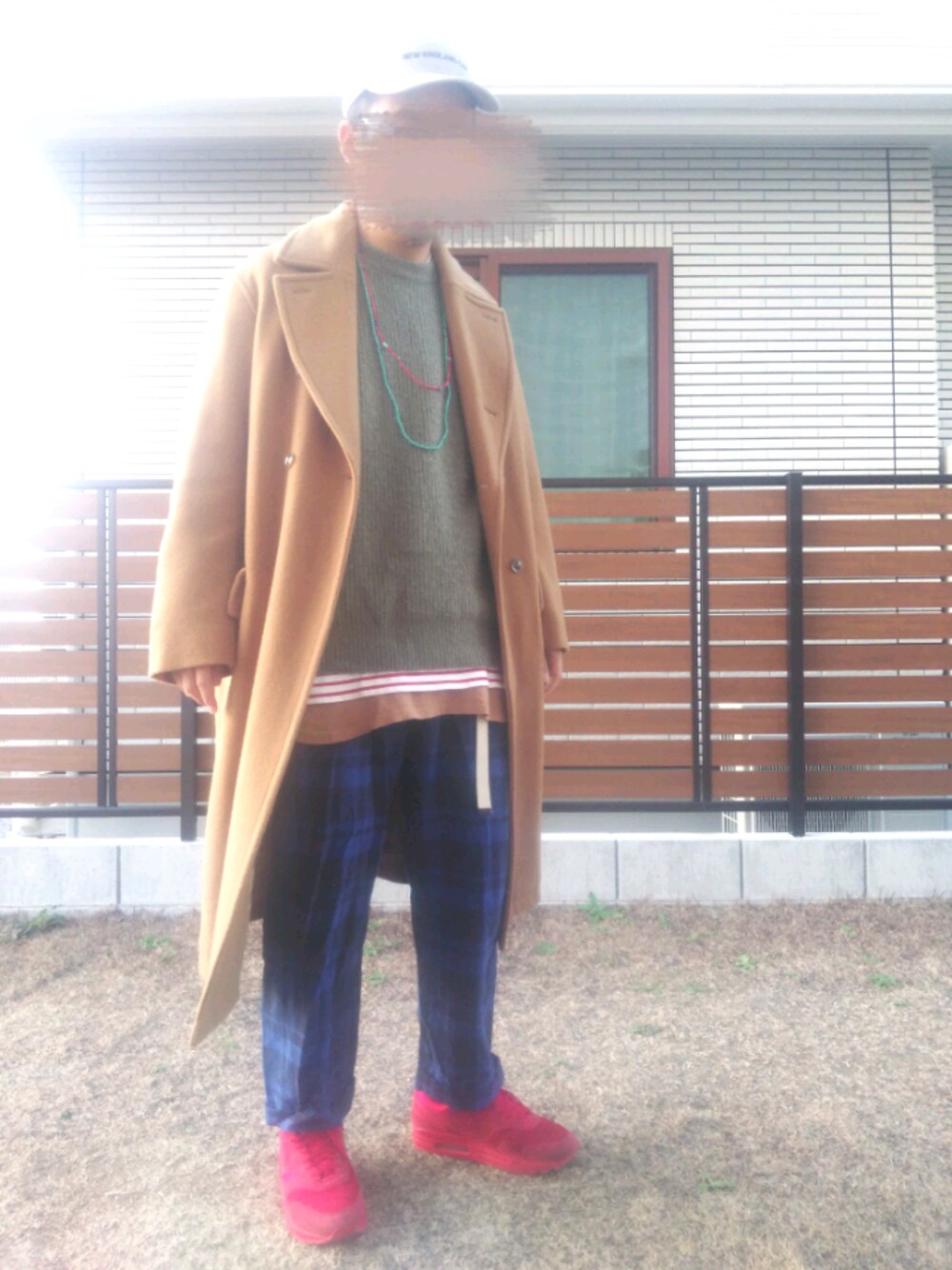 ブルー系のその他パンツ、イエロー系のタンクトップ、レッド系のスニーカーを着用したメンズの冬コーディネートの1枚目の写真