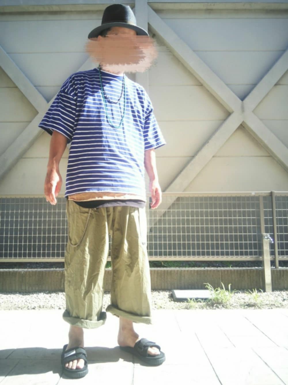 ブルー系のTシャツ/カットソー、ブラック系のサンダル、ブラック系のタンクトップを着用したメンズの春コーディネートの1枚目の写真