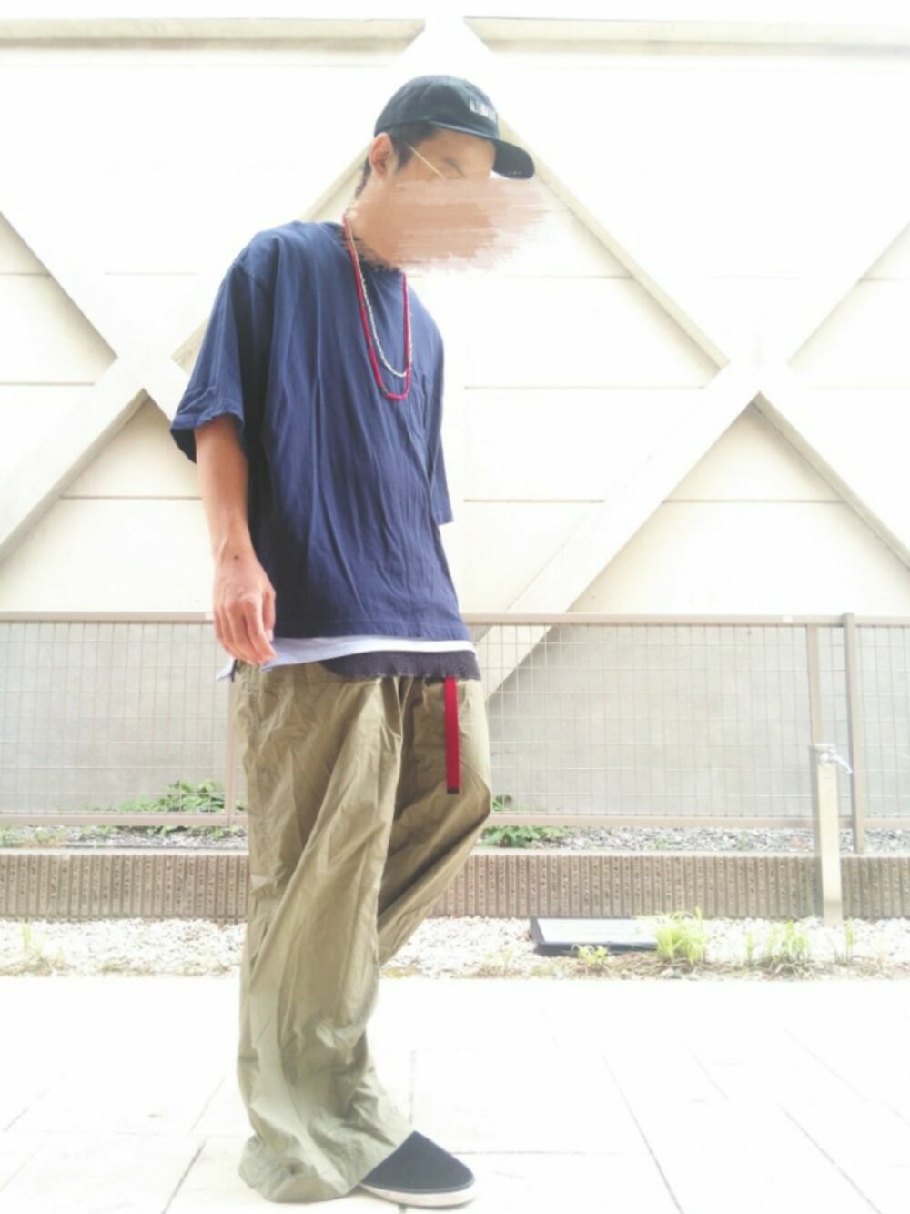 グレー系のタンクトップ、ブルー系のTシャツ/カットソー、ブルー系のTシャツ/カットソーを着用したメンズの春コーディネートの1枚目の写真
