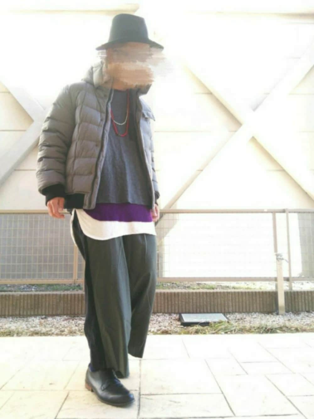 ホワイト系のタンクトップ、パープル系のTシャツ/カットソー、ブラック系のドレスシューズを着用したメンズの冬コーディネートの1枚目の写真