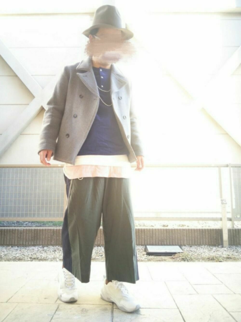 グレー系のピーコート、ピンク系のタンクトップ、ブルー系のシャツ/ブラウスを着用したメンズの冬コーディネートの1枚目の写真