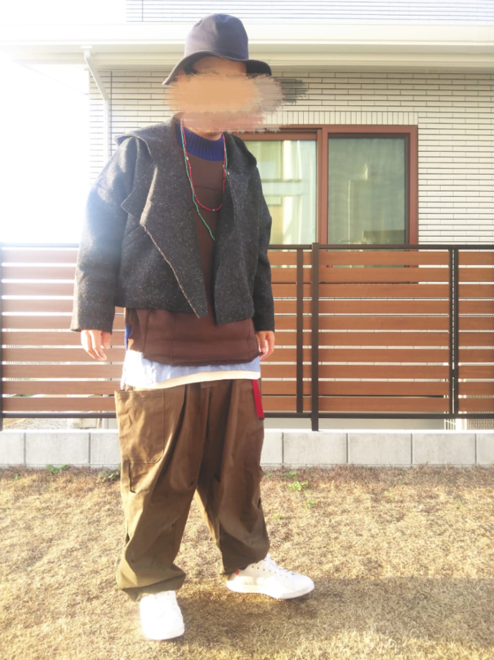 ホワイト系のタンクトップ、ブルー系のTシャツ/カットソー、その他のスウェットを着用したメンズの冬コーディネートの1枚目の写真