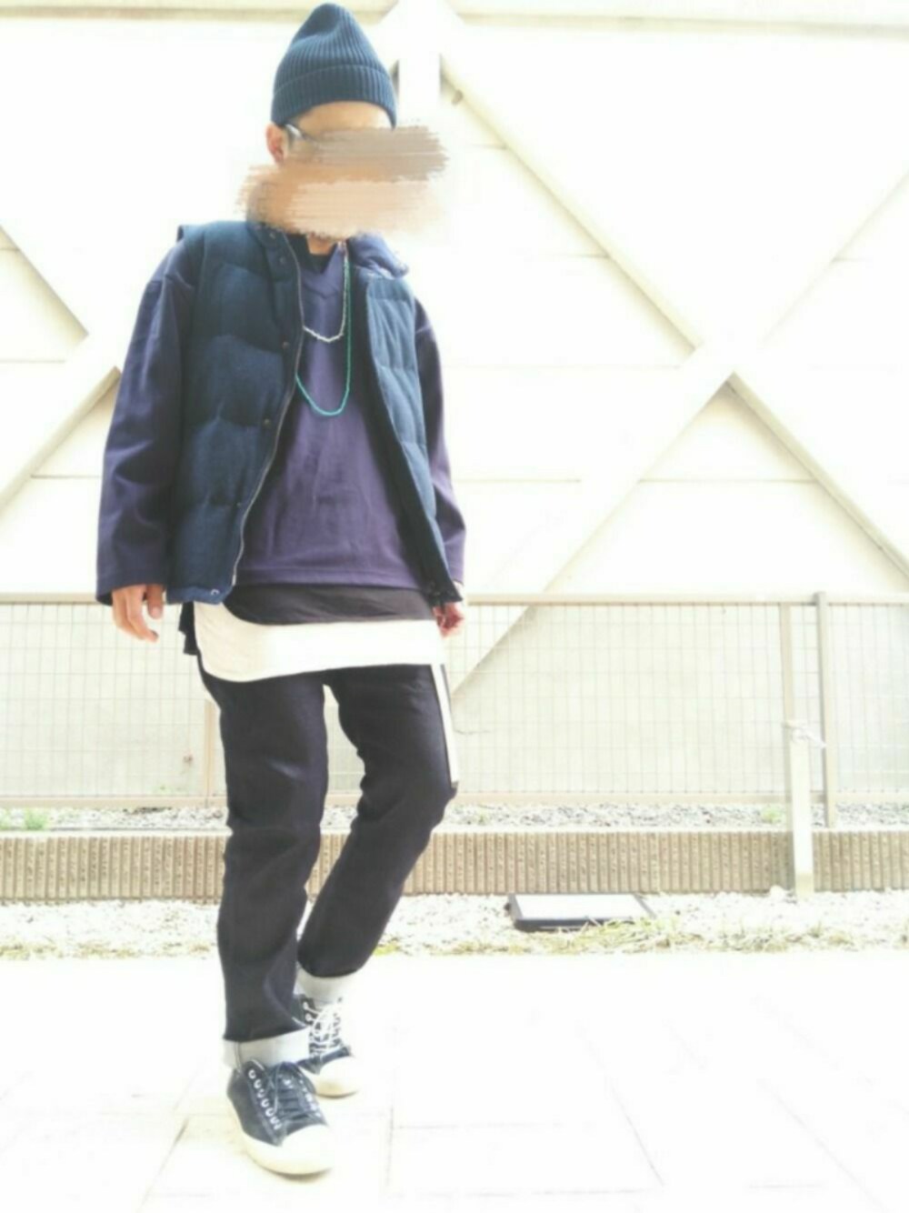 ブルー系のデニムパンツ、ブラック系のTシャツ/カットソー、ホワイト系のタンクトップを着用したメンズの春コーディネートの1枚目の写真