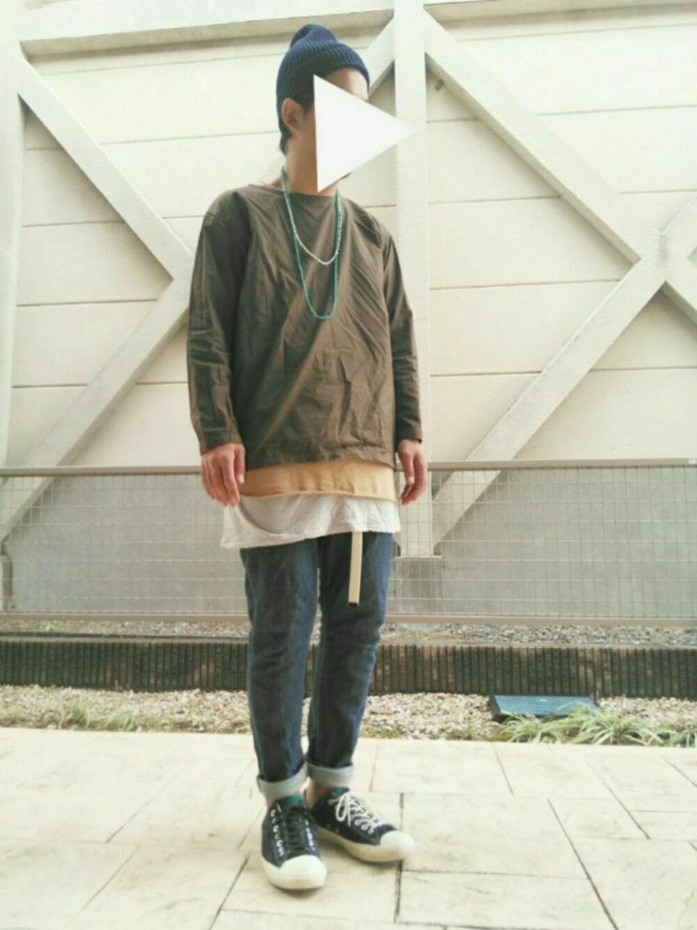 グレー系のタンクトップ、ブルー系のデニムパンツ、グリーン系のシャツ/ブラウスを着用したメンズの秋コーディネートの1枚目の写真