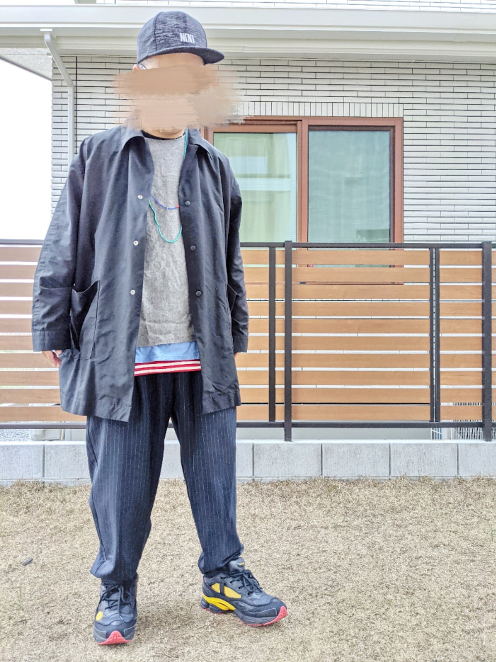 「春コーデ、コーチジャケット、プルオーバー、スラックス、レイヤードスタイル、キャップ、スニーカー、ゆるコーデ、おしゃれさんと繋がりたい、オトナカジュアル」｜「my beautiful landletの【my beautiful landlet】 microtty oxford long shirt coat（その他アウター、ブラック系）」を使った、T.さん（メンズ・177cm）の春コーディネートの1枚目の写真