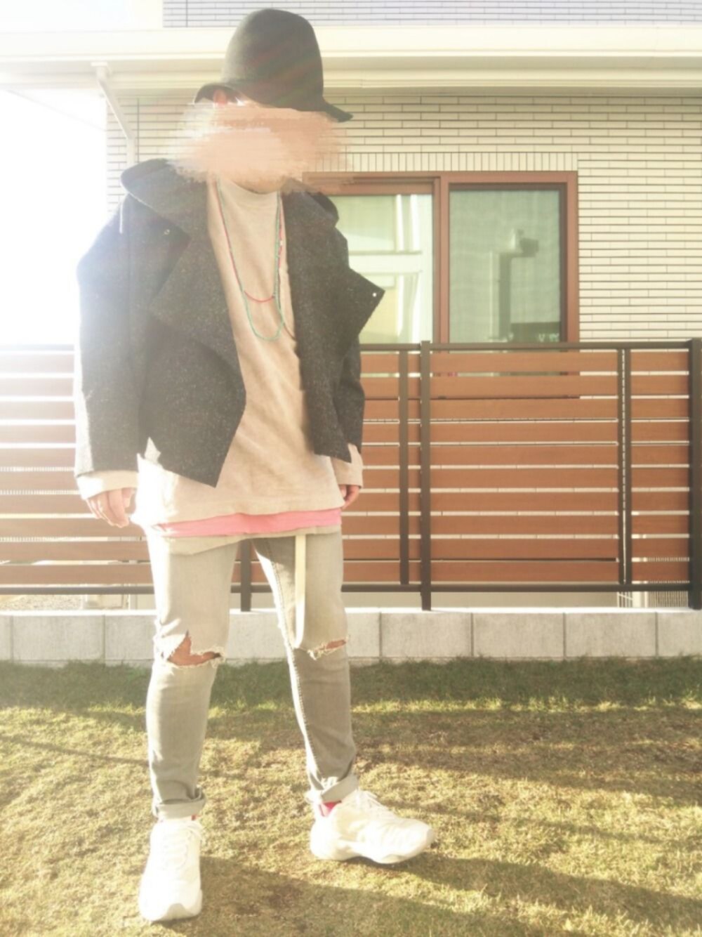 ホワイト系のスニーカー、グレー系のTシャツ/カットソー、ピンク系のTシャツ/カットソーを着用したメンズの秋コーディネートの1枚目の写真