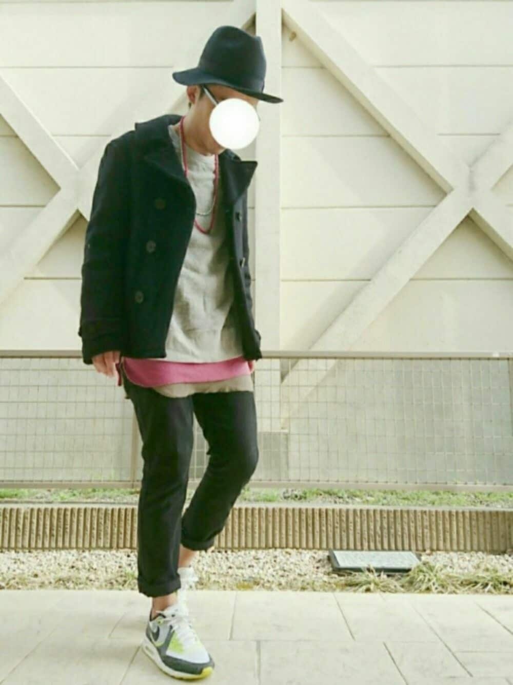 ブルー系のピーコート、グレー系のスウェット、ブラック系のその他パンツを着用したメンズの春コーディネートの1枚目の写真