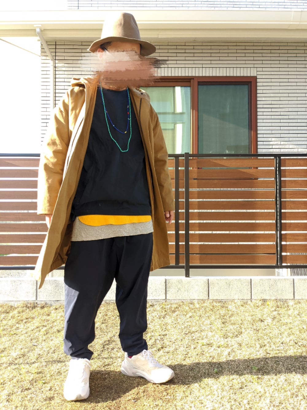 「レイヤードスタイル、プルオーバー、ツバ広ハット、ワイドパンツ、春コーデ、ゆるコーデ、ダッドスニーカー、スニーカーコーデ、おしゃれさんと繋がりたい、ロングコート」｜「my beautiful landletの【my beautiful landlet】 cotton toile hood coat（その他アウター、イエロー系）」を使った、T.さん（メンズ・177cm）の春コーディネートの1枚目の写真