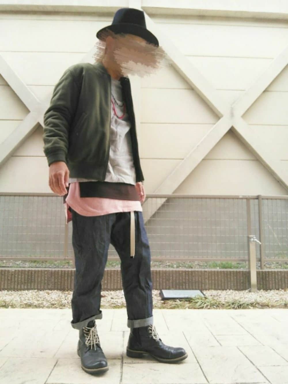 グリーン系のMA-1、グレー系のスウェット、ピンク系のタンクトップを着用したメンズの秋コーディネートの1枚目の写真