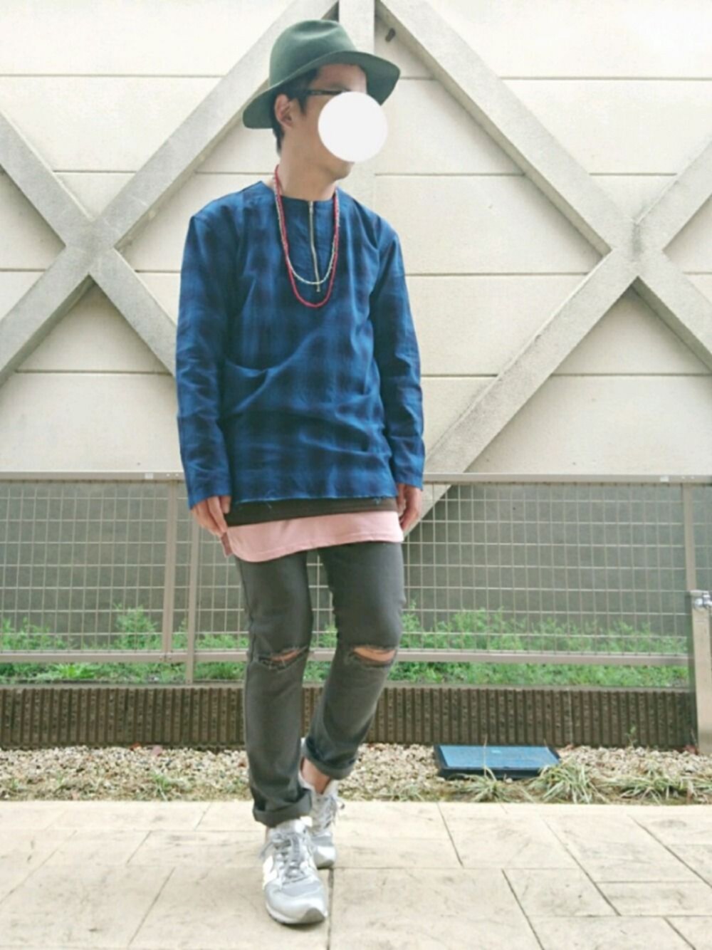 グレー系のデニムパンツ、ブルー系のシャツ/ブラウス、ピンク系のタンクトップを着用したメンズの春コーディネートの1枚目の写真