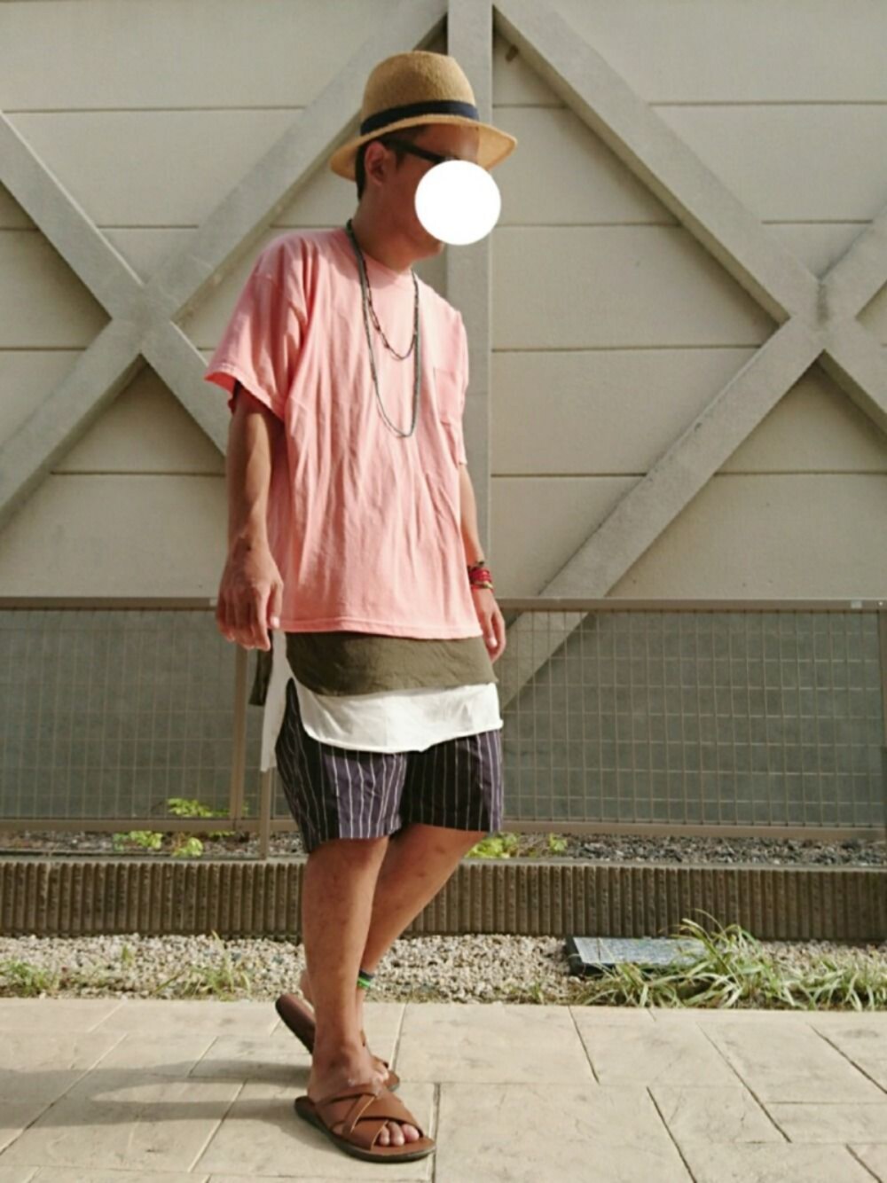 オレンジ系のTシャツ/カットソー、グリーン系のTシャツ/カットソー、ブルー系のその他パンツを着用したメンズの夏コーディネートの1枚目の写真