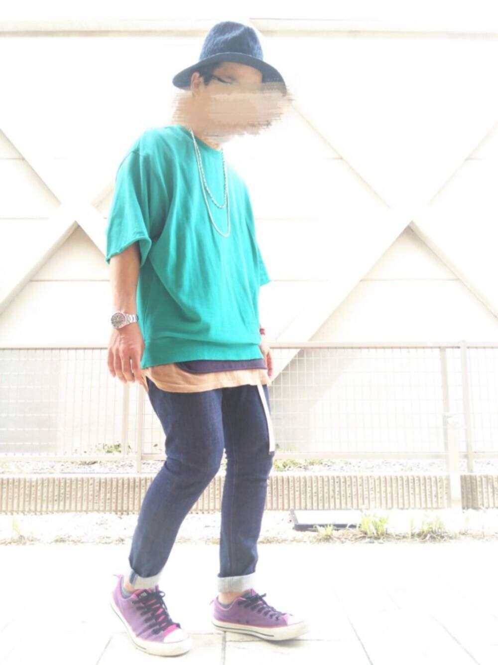 グリーン系のTシャツ/カットソー、パープル系のスニーカー、ブルー系のデニムパンツを着用したメンズの春コーディネートの1枚目の写真