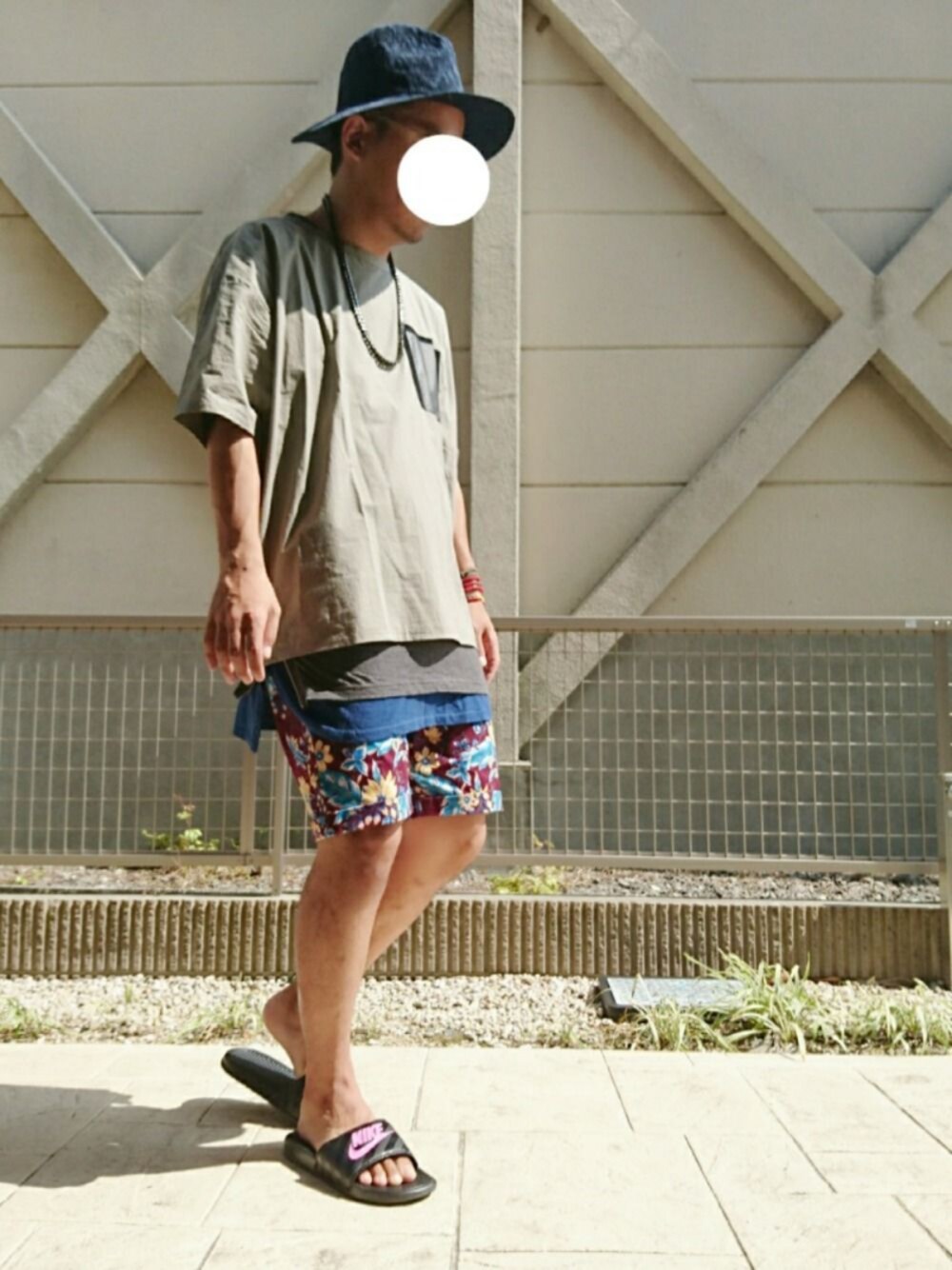 ブラック系のサンダル、ブルー系のタンクトップ、グレー系のTシャツ/カットソーを着用したメンズの夏コーディネートの1枚目の写真