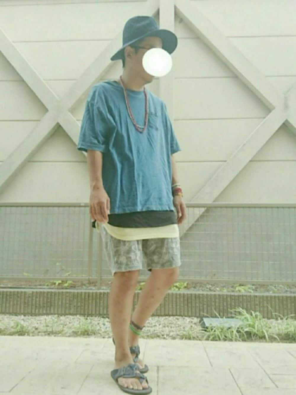 ブラック系のTシャツ/カットソー、イエロー系のタンクトップを着用したメンズの夏コーディネートの1枚目の写真