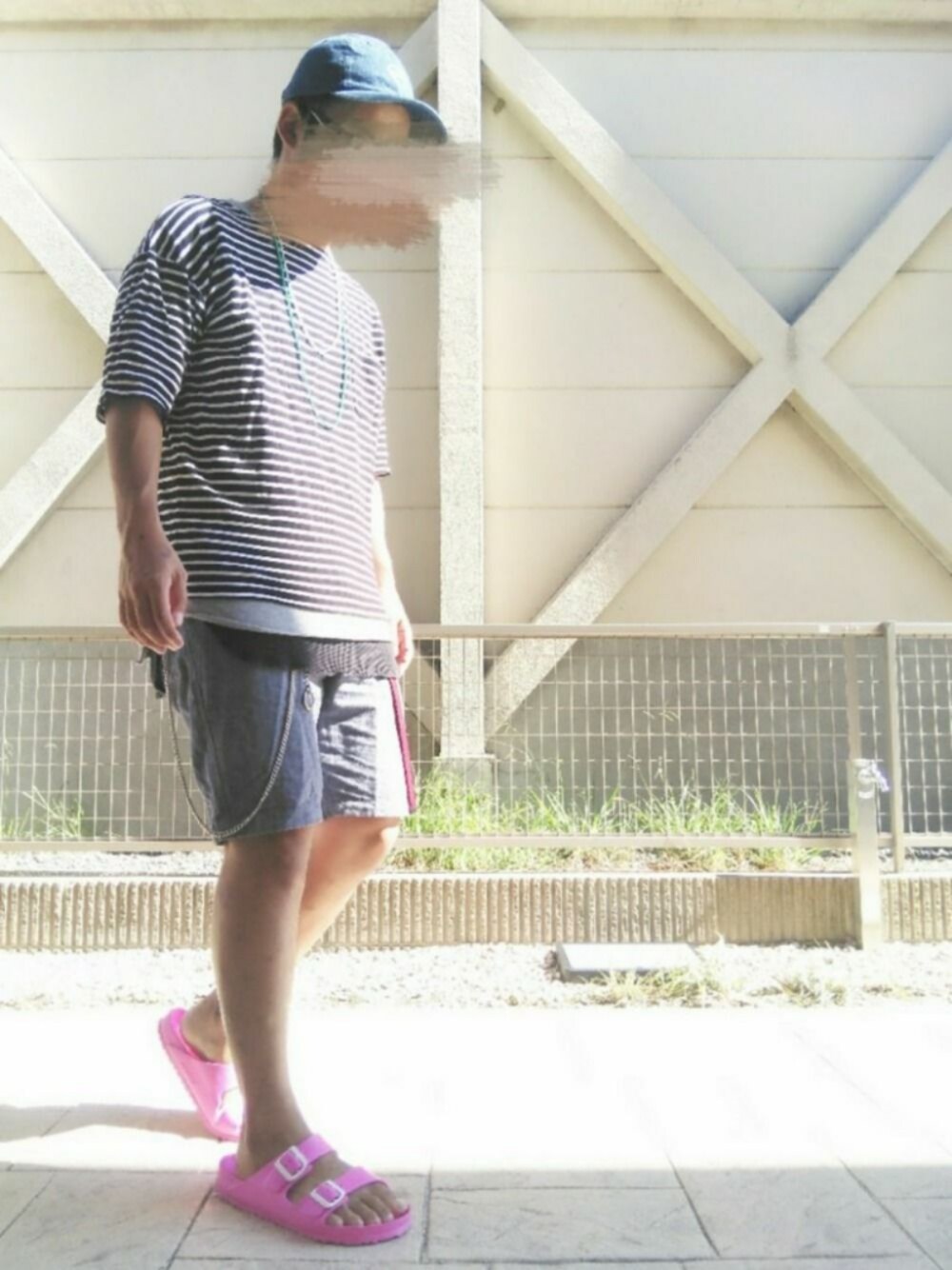 ブラック系のTシャツ/カットソー、ピンク系のサンダル、グレー系のタンクトップを着用したメンズの夏コーディネートの1枚目の写真