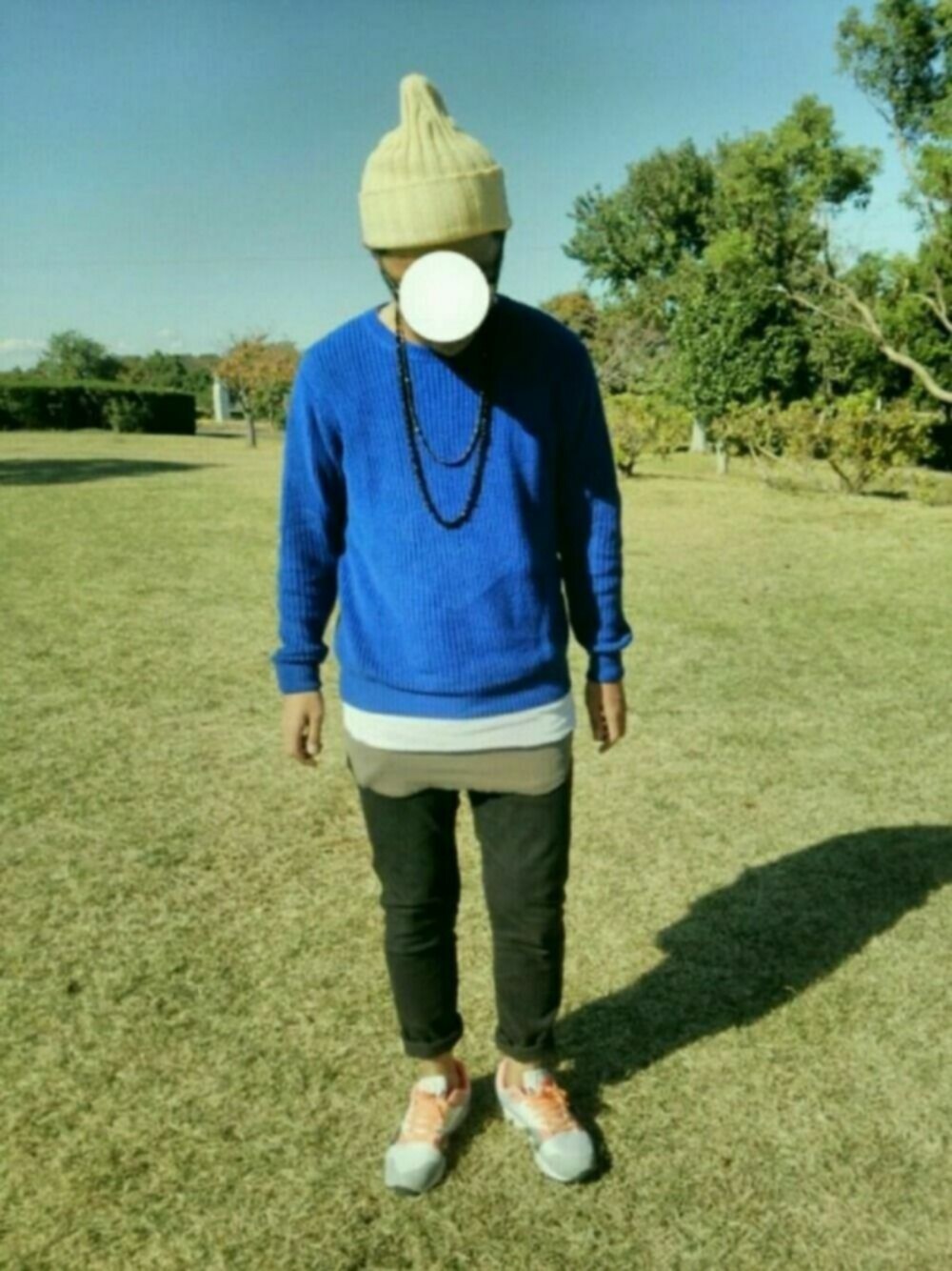 ブルー系のニット/セーター、ブラック系のその他パンツを着用したメンズの秋コーディネートの1枚目の写真