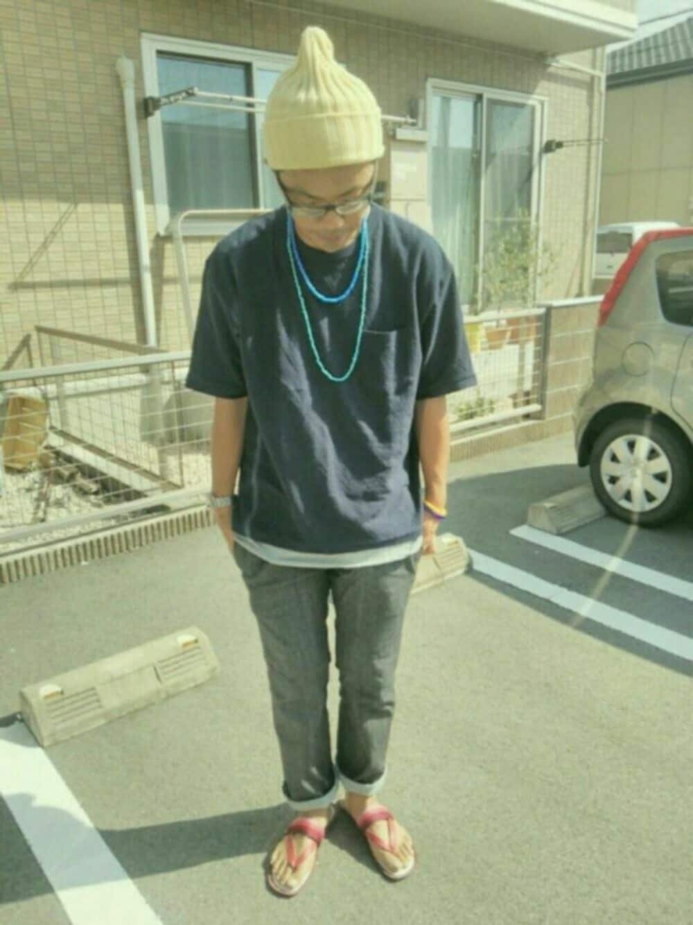 ブルー系のTシャツ/カットソーを着用したメンズの秋コーディネートの1枚目の写真