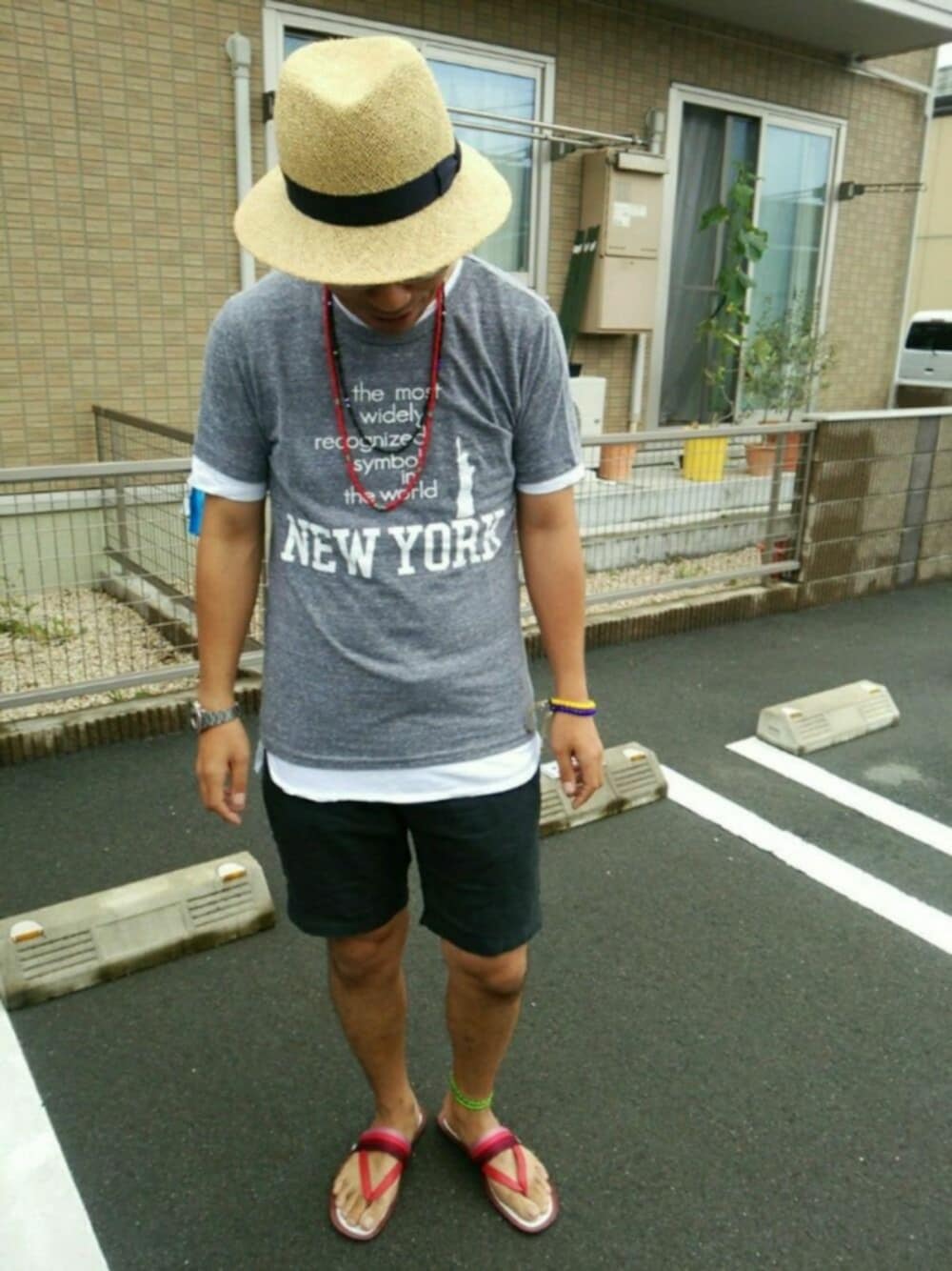 「半袖Ｔシャツ、ロング丈カットソー、レイヤードスタイル、麦わら帽子、レザーサンダル、膝上ショーツ、ハーフパンツ、トングサンダル、ロングTシャツ」｜「BEAUTY&YOUTH UNITED ARROWSのBY ナチュラル ロング ハット（ハット、ベージュ系）」を使った、T.さん（メンズ・176cm）の夏コーディネートの1枚目の写真
