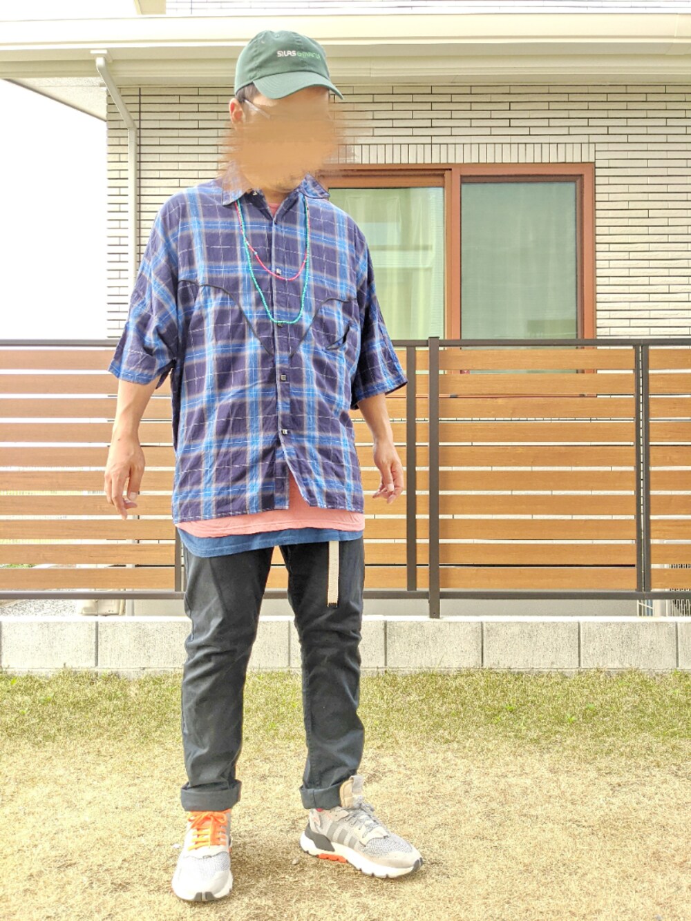 ブルー系のシャツ/ブラウス、ピンク系のTシャツ/カットソー、ブルー系のその他パンツを着用したメンズの春コーディネートの1枚目の写真