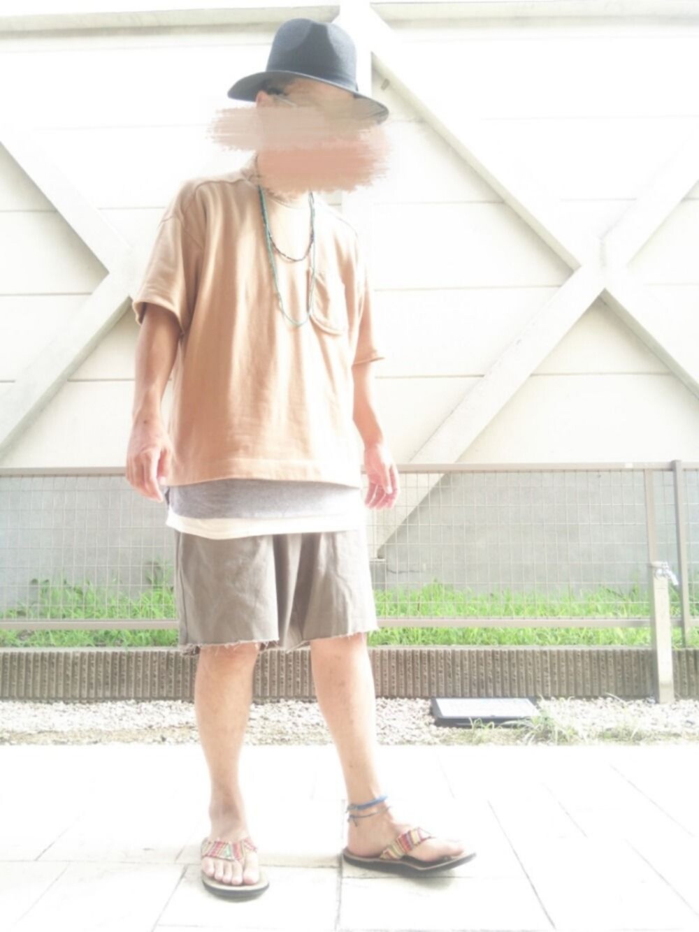 ホワイト系のタンクトップ、グレー系のTシャツ/カットソー、ベージュ系のTシャツ/カットソーを着用したメンズの夏コーディネートの1枚目の写真