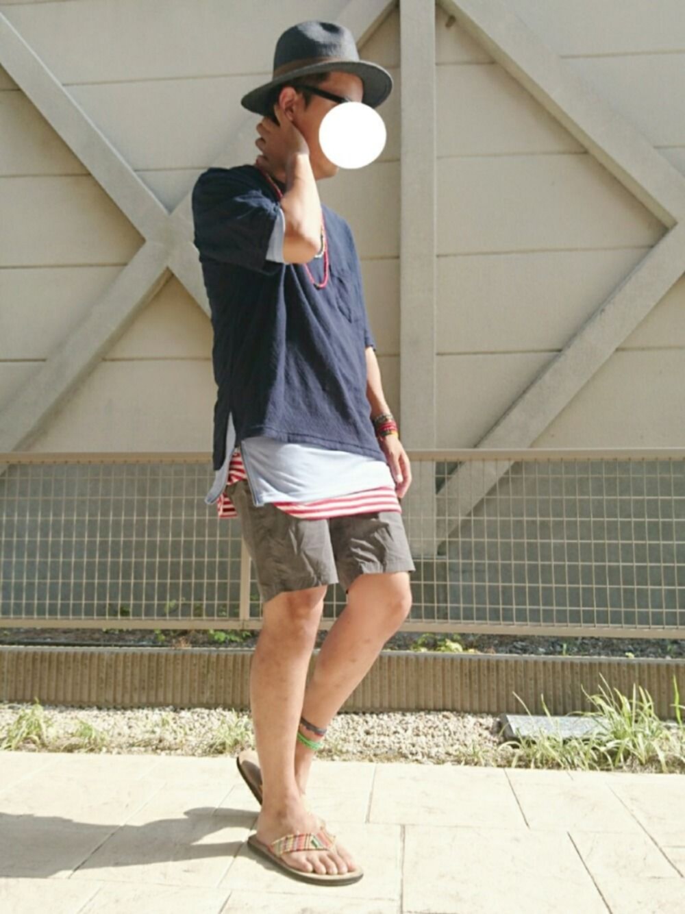 ブルー系のTシャツ/カットソー、レッド系のタンクトップ、ブルー系のTシャツ/カットソーを着用したメンズの夏コーディネートの1枚目の写真