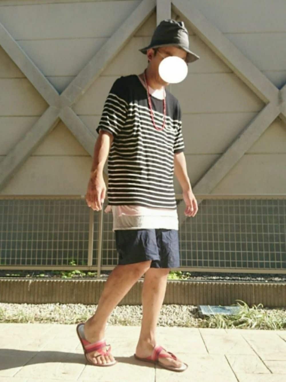 「レイヤードスタイル、ボーダー、ビッグシルエット、半袖ニット、ハーフパンツ、ツバ広ハット、サンダル、夏コーデ、ロング丈、Doシンプル部」｜「MONO-MARTの裾サイドZIP Uネックロング丈カットソー(1/2スリーブ)（Tシャツ/カットソー、ピンク系）」を使った、T.さん（メンズ・177cm）の夏コーディネートの1枚目の写真