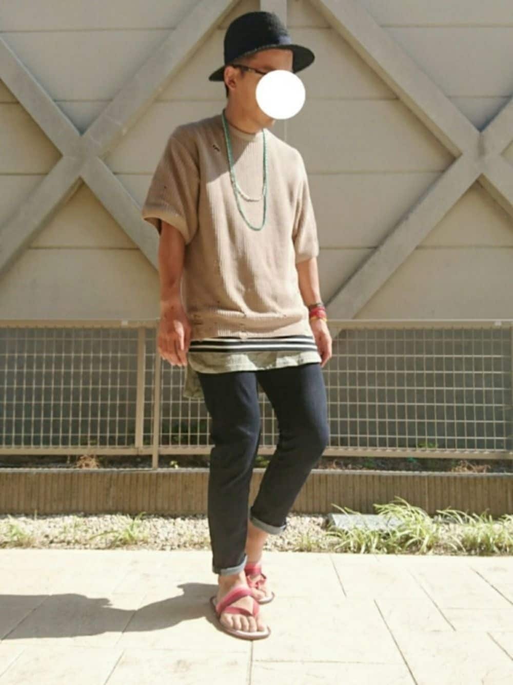 ブルー系のTシャツ/カットソー、ベージュ系のニット/セーター、ブルー系のデニムパンツを着用したメンズの夏コーディネートの1枚目の写真